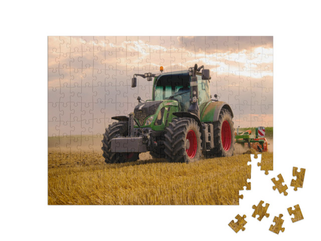 puzzle 200 dílků „Zelený traktor oře obilné pole“