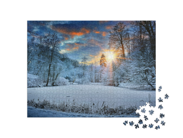 puzzle 1000 dílků „Západ slunce nad zimním lesním jezerem“
