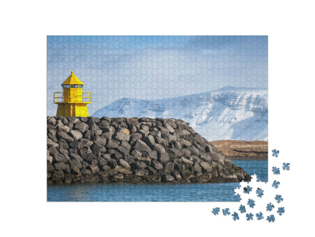 puzzle 1000 dílků „Žlutý maják na kamenném vlnolamu před přístavem v Reykjavíku“