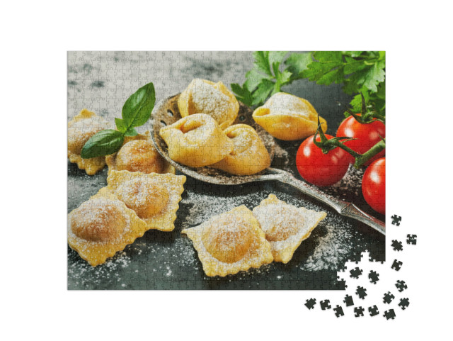 puzzle 1000 dílků „Domácí, čerstvě připravené italské ravioli a tortellini“