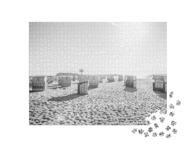 puzzle 1000 dílků „Lehátka na pláži Baltského moře ve slunečním světle“