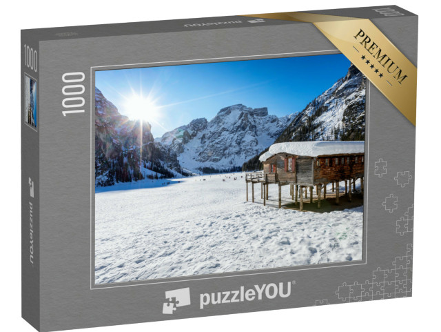 puzzle 1000 dílků „Braiesovo jezero za chladného zimního rána se sněhem, Itálie“
