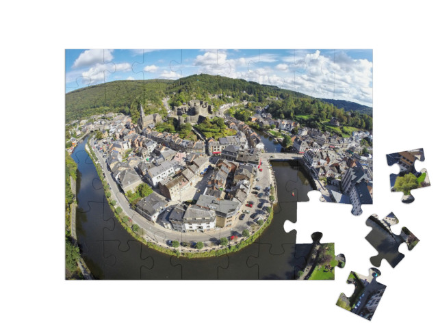 puzzle 48 dílků „Letecký pohled na belgické město La Roche-en-Ardenne s řekou Ourthe“