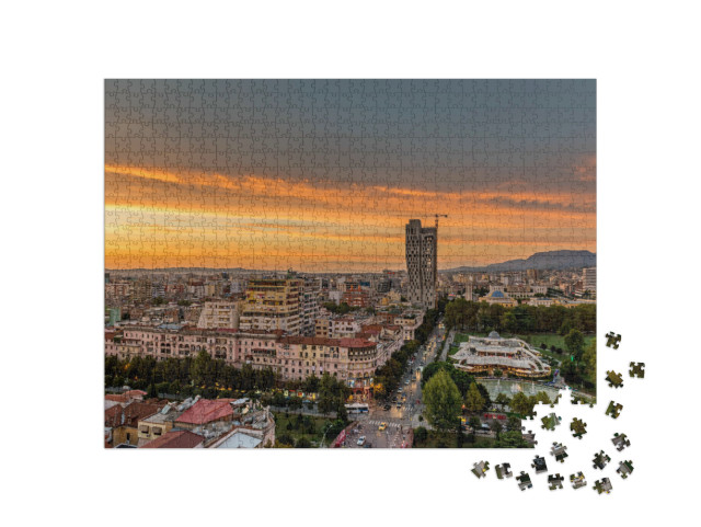 puzzle 1000 dílků „Západ slunce nad Tiranou, hlavním městem Albánie“