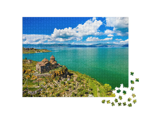 puzzle 1000 dílků „Klášter Hayravank na břehu jezera Sevan, Arménie“