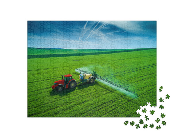 puzzle 1000 dílků „Traktor orající a stříkající na poli“