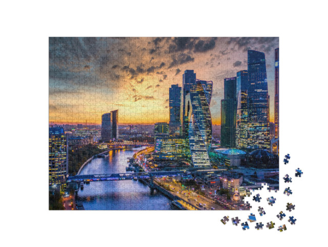 puzzle 1000 dílků „Moskevské panorama s mrakodrapy a řekou, podzim“