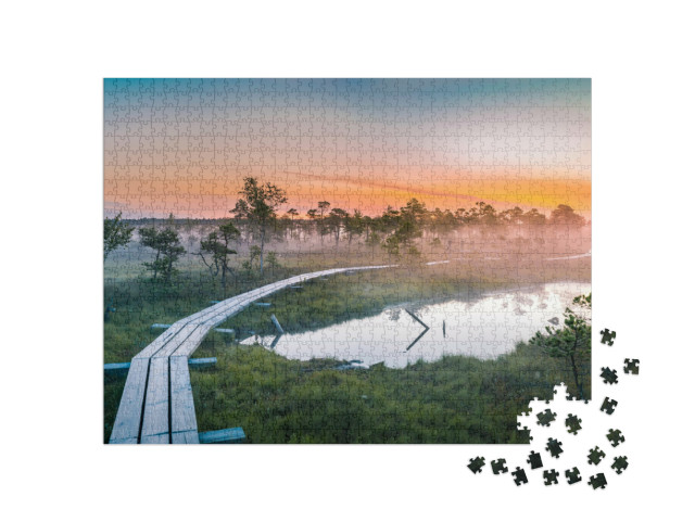 puzzle 1000 dílků „Východ slunce nad mlžným močálem, Národní park Kemeri, Lotyšsko“