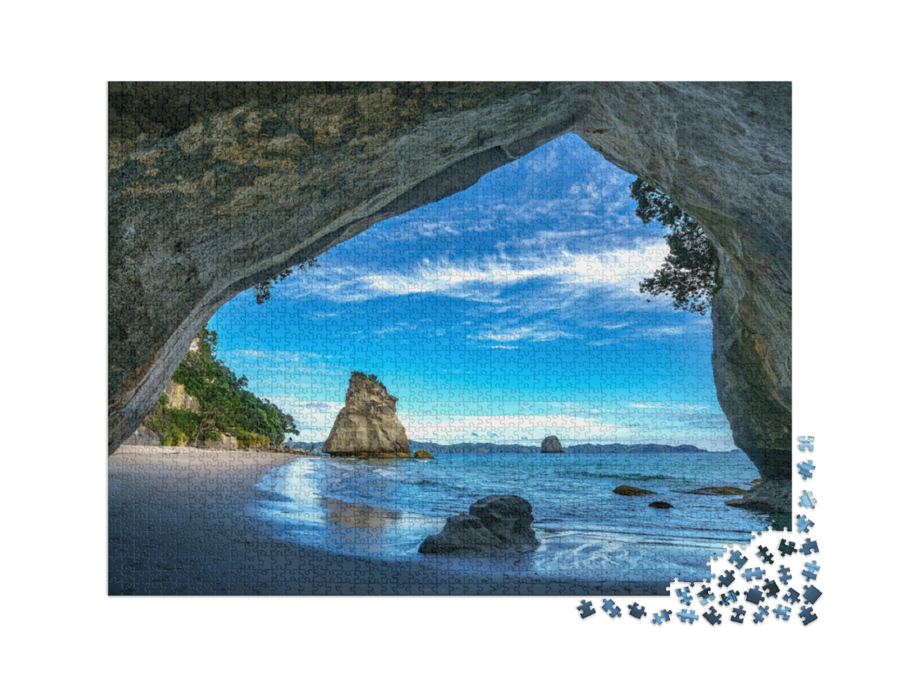 puzzle 2000 dílků „Pohled z jeskyně na pláži Cathedral Cove, Coromandel, Nový Zéland“