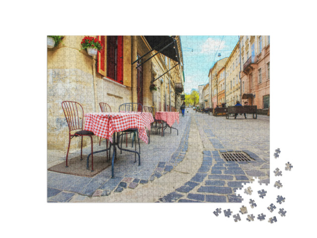 puzzle 1000 dílků „Malebná atmosféra: kavárna ve starém centru Lvova, Ukrajina“