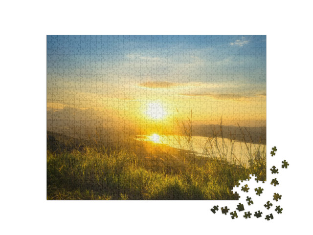 puzzle 1000 dílků „Východ slunce nad jezerem a zelenými kopci“