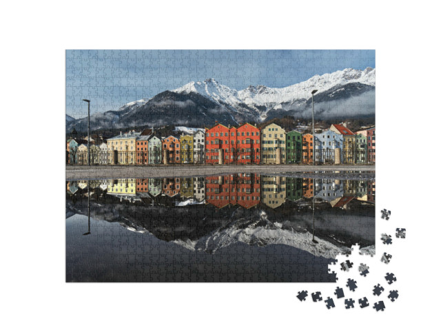 puzzle 1000 dílků „Dokonalý odraz barevných domů v Innsbrucku v Rakousku ve vodě“