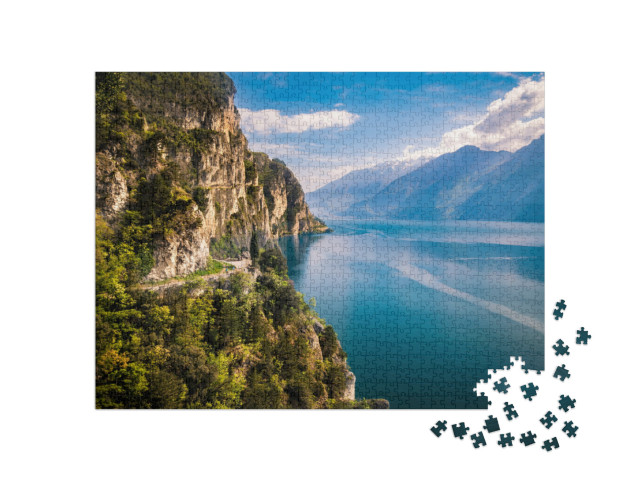 puzzle 1000 dílků „Krásné hory obklopující jezero Garda“