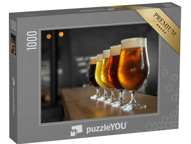 puzzle 1000 dílků „Sklenice s různými druhy řemeslného piva na dřevěném baru...“