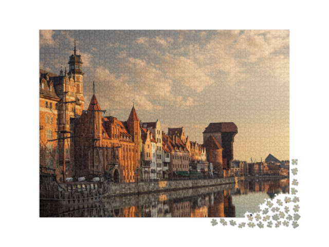 puzzle 2000 dílků „Klidná ranní atmosféra: staré město Gdaňsku při východu slunce“