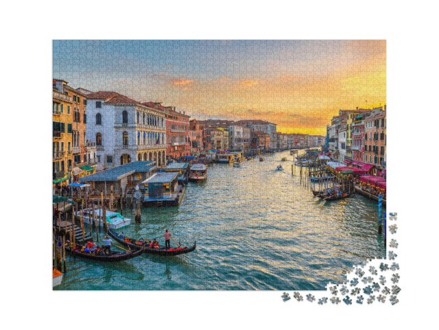 puzzle 2000 dílků „Canal Grande s gondolami v Benátkách, Itálie Pohled na Canal Grande v Benátkách při západu slunce“