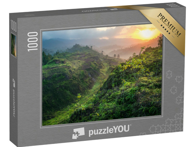 puzzle 1000 dílků „Jarní východ slunce nad hornatou krajinou deštného pralesa“