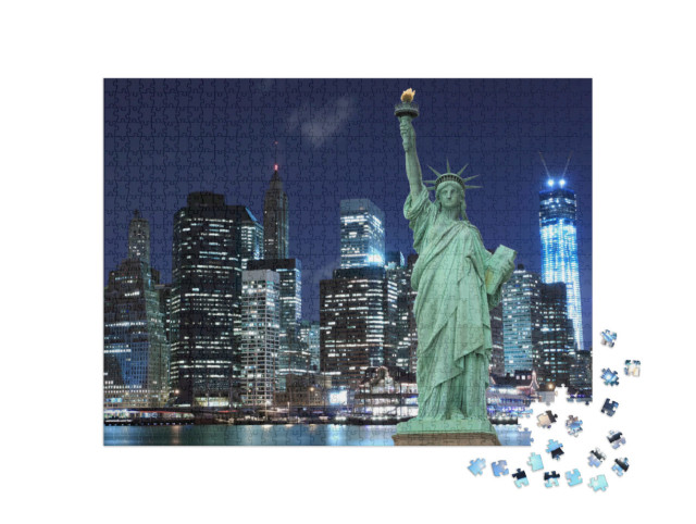 puzzle 1000 dílků „Manhattan se sochou Svobody: panorama v noci, New York“