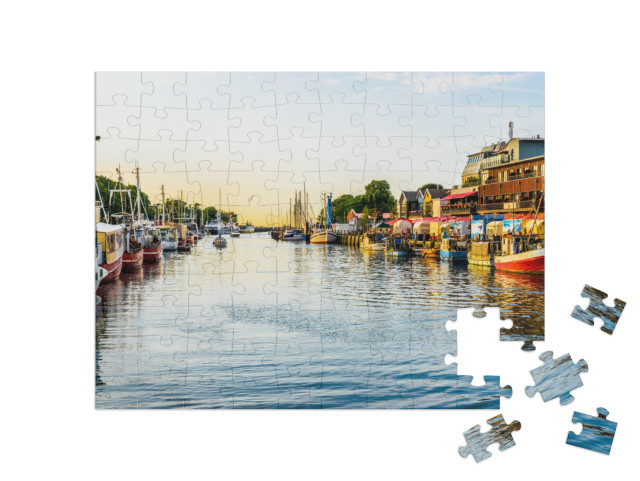 puzzle 100 dílků „Kanál s loděmi a Baltským mořem ve Warnemünde, Rostock, Německo“