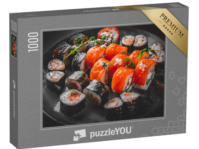 puzzle 1000 dílků „Sada sushi závitků s lososem, avokádem, smetanovým sýrem, okurkou, rýží a tuňákem.“