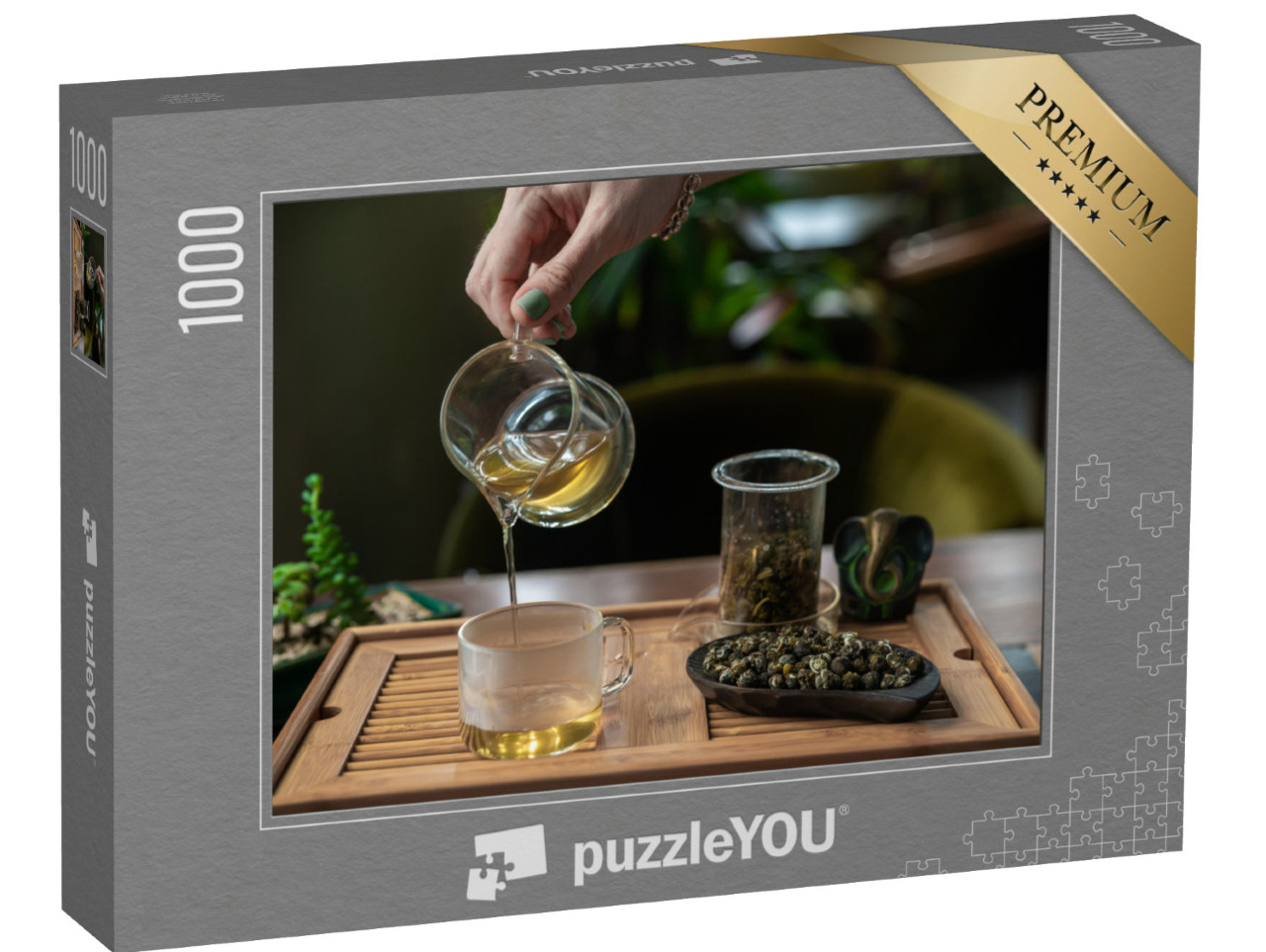 puzzle 1000 dílků „Krásná interiérová scéna Ruka drží čajovou konvici & Pou...“