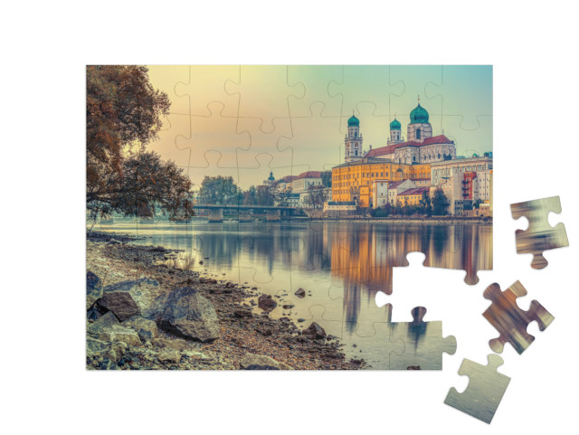 puzzle 48 dílků „Pasov za podzimního večera, Bavorsko, Německo“