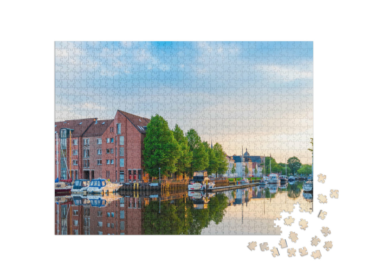 puzzle 1000 dílků „Přístav Oldenburg: Lodě kotvící před městem, Německo“