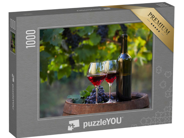puzzle 1000 dílků „Dvě sklenky červeného vína a láhev na vinici“