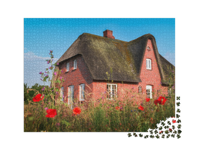 puzzle 2000 dílků „Krásný starý doškový dům na ostrově Sylt, Německo“