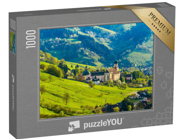 puzzle 1000 dílků „Malebná horská vesnice s domy a klášterem, Münstertal, Schwarzwald“