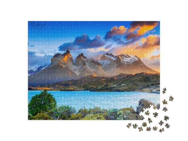 puzzle 1000 dílků „Východ slunce u jezera Pehoe v národním parku Torres Del Paine, Chile“