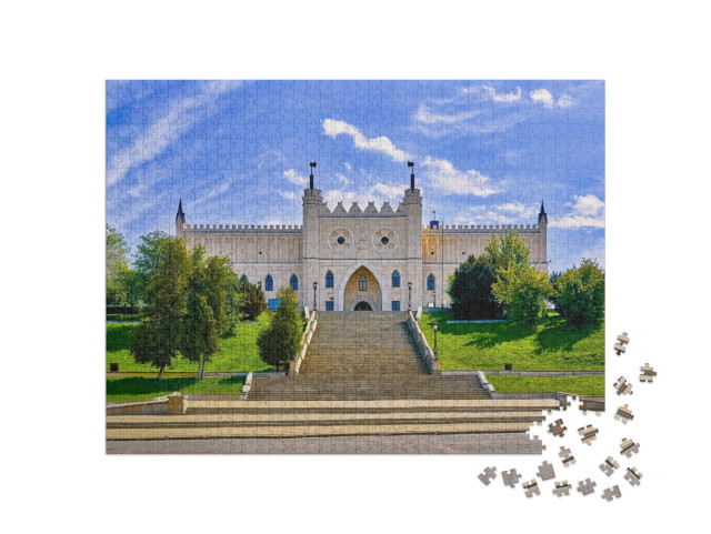 puzzle 1000 dílků „Zámek Lublin: hlavní vchod v novogotickém stylu“