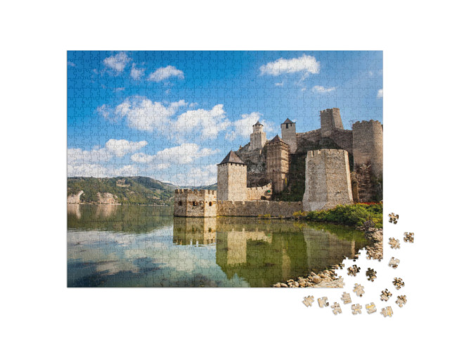 puzzle 1000 dílků „Středověká pevnost v Golubci, Srbsko“