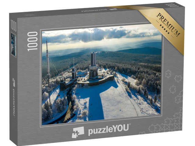 puzzle 1000 dílků „Letecký pohled na Taunus: Schmitten, Großer Feldberg a stožár přenosové soustavy, Hesensko“