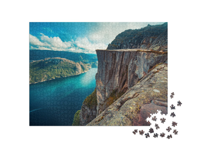 puzzle 1000 dílků „Lysefjord a útes Preikestolen - letní pohled na Norsko bez lidí“