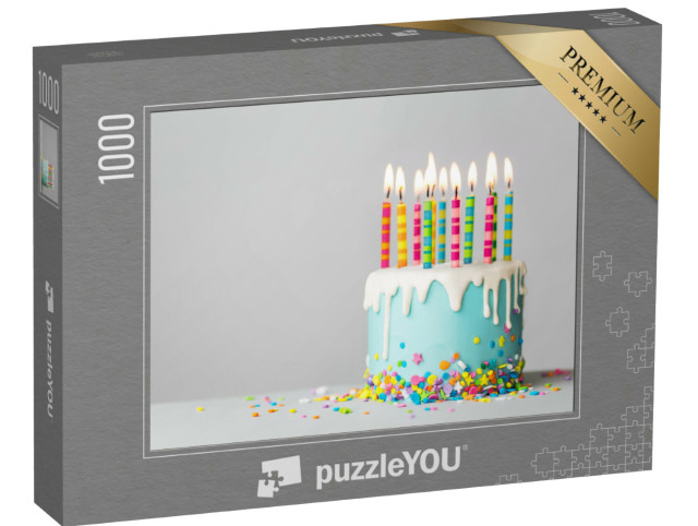 puzzle 1000 dílků „Narozeninový dort s bílou kapající polevou, posypem a barevnými...“