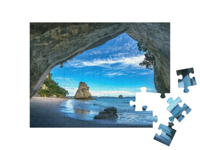 puzzle 48 dílků „Pohled z jeskyně na pláži Cathedral Cove, Coromandel, Nový Zéland“