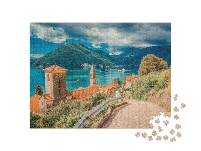 puzzle 1000 dílků „Přístav a budovy zálivu Boka Kotor ve slunečním svitu, Černá Hora“