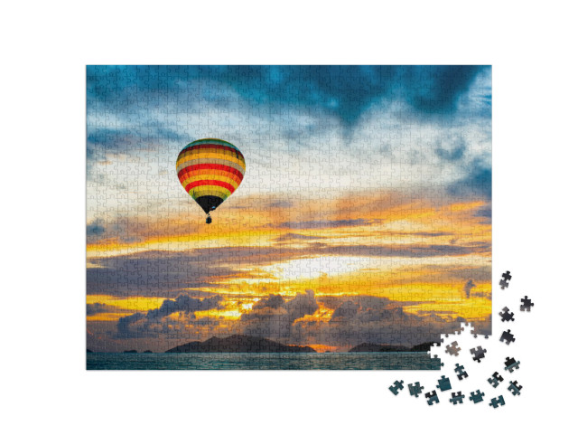 puzzle 1000 dílků „Horkovzdušný balón nad mořem při západu slunce“