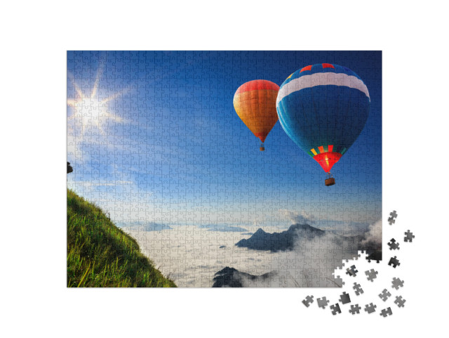 puzzle 1000 dílků „Barevné horkovzdušné balóny nad vrcholky hor v mlze“
