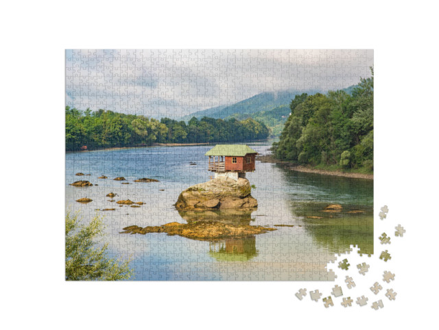 puzzle 1000 dílků „Dům na řece Drina u Bajiny Basta, Srbsko“