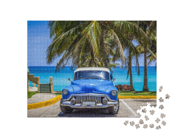 puzzle 1000 dílků „Klasický vůz: Buick zaparkovaný pod palmami na pláži, Varadero, Kuba“