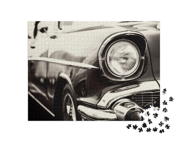 puzzle 1000 dílků „Červené historické auto s detailním záběrem na světlomety“