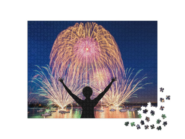 puzzle 1000 dílků „Ohňostroj zapůsobil na siluetu muže, který...“