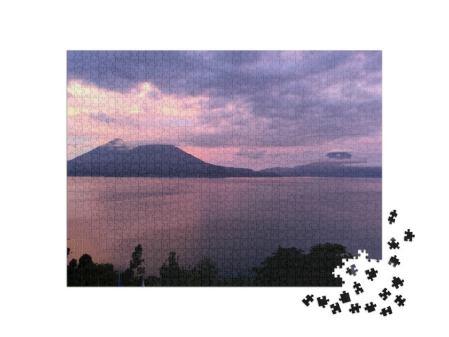 puzzle 1000 dílků „Krásné jezero Atitlán při západu slunce, Guatemala“