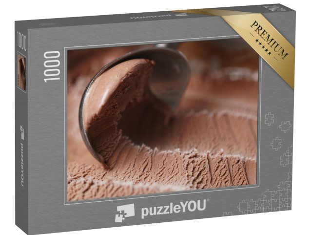 puzzle 1000 dílků „Nabírání čokoládové zmrzliny zblízka, mělké zaostření...“