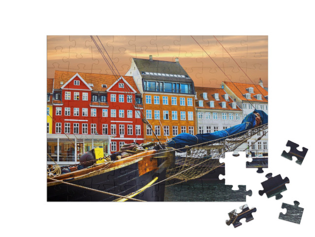 puzzle 100 dílků „Jachty a barevné domy na plážové promenádě v Nyhavnu, Dánsko“