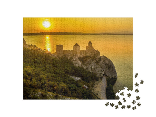 puzzle 1000 dílků „Silueta hradu Golubac při západu slunce podél Dunaje v Srbsku“