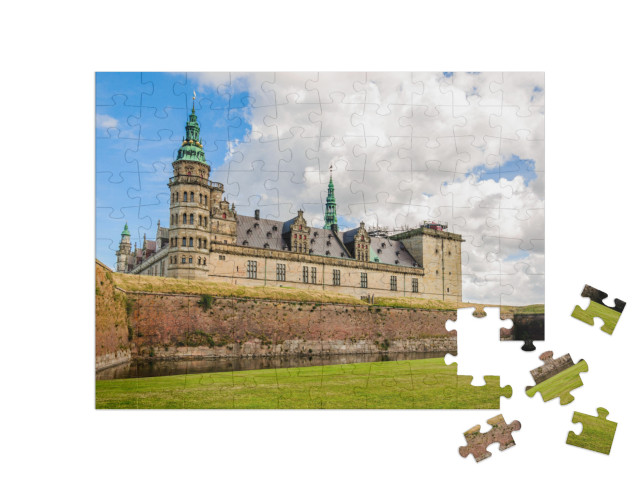 puzzle 100 dílků „Panoramatický pohled na cihlovou zeď kolem hradu Kronborg, Helsingor“