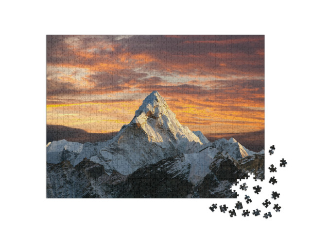 puzzle 1000 dílků „Večerní pohled na horu Ama Dablam, oblast Everestu, Nepál“